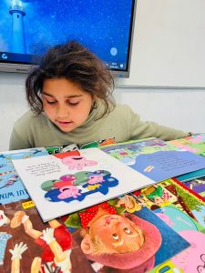 O călătorie magică alături de dna. învățătoare și dna. bibliotecară