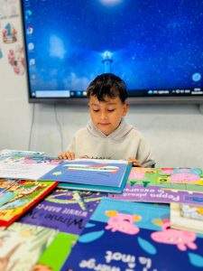 O călătorie magică alături de dna. învățătoare și dna. bibliotecară